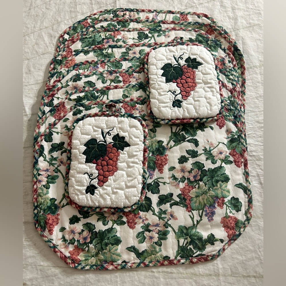 QUILTED FLORAL GRAPES SET OF (8) PLACEMATS AND (2) POT HOLDERS MATCHING